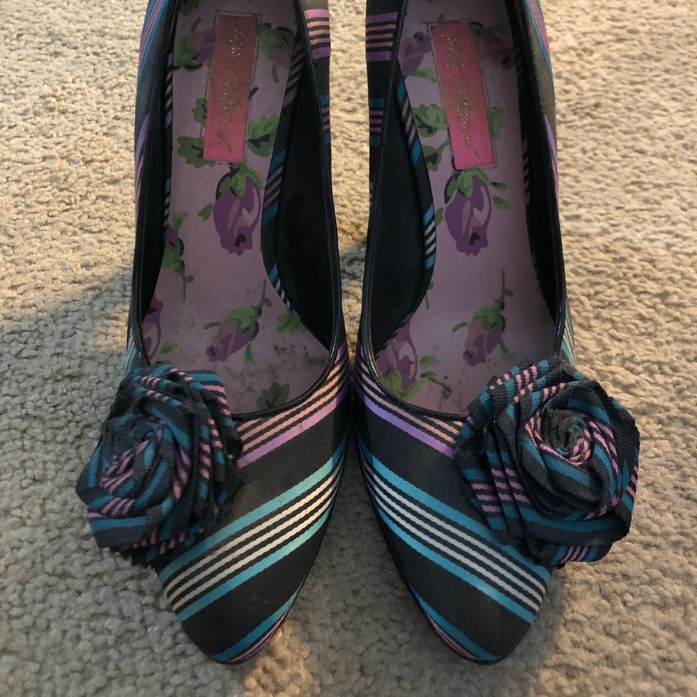 Lightly Used Betsey Johnson size 6 rosebud heels